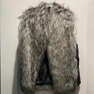 Chic Faux Fur Vest in Gray